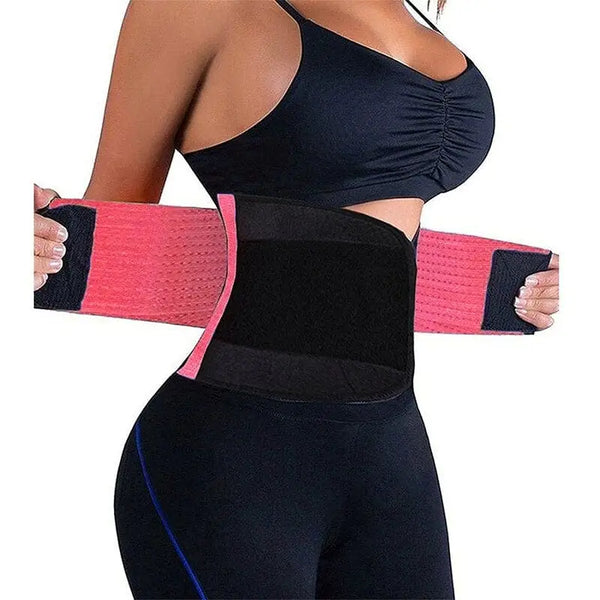 Ceinture d’entraînement de la taille rose et noire entourant le ventre d’une femme.