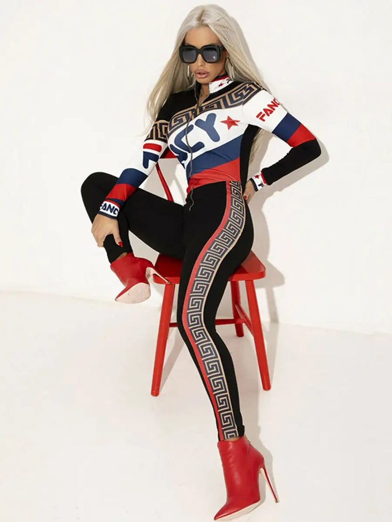 Femme portant un body à motifs colorés et des bottes rouges à talons hauts, assise sur un tabouret rouge.