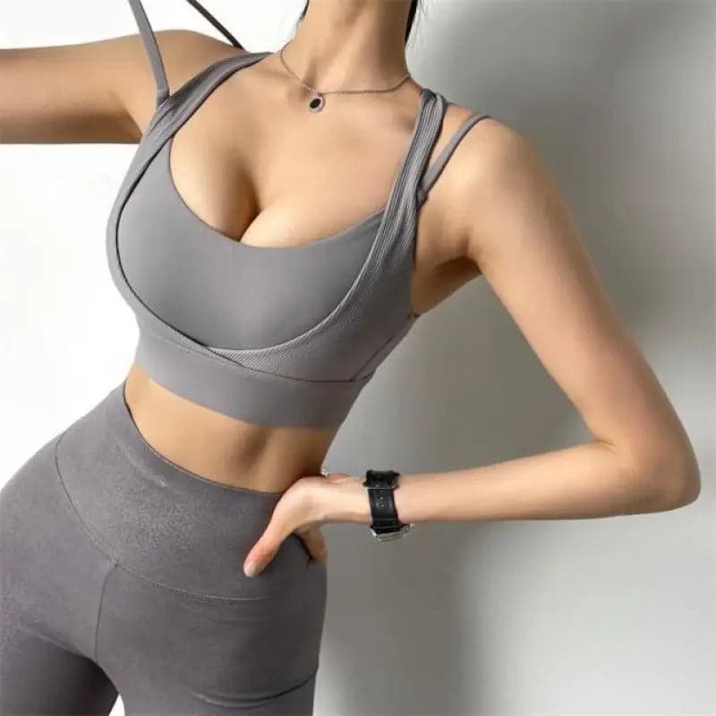 Soutien-gorge de sport gris avec doubles bretelles.