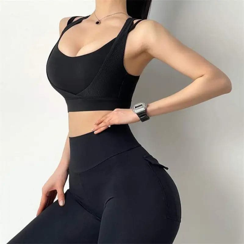 Ensemble d’entraînement composé d’un soutien-gorge de sport noir et d’un legging taille haute.