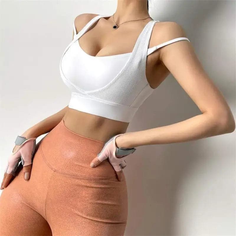 Femme portant un haut blanc et un legging orange à taille haute.