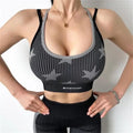 Soutien-gorge de sport rayé gris et noir avec un motif de requin.