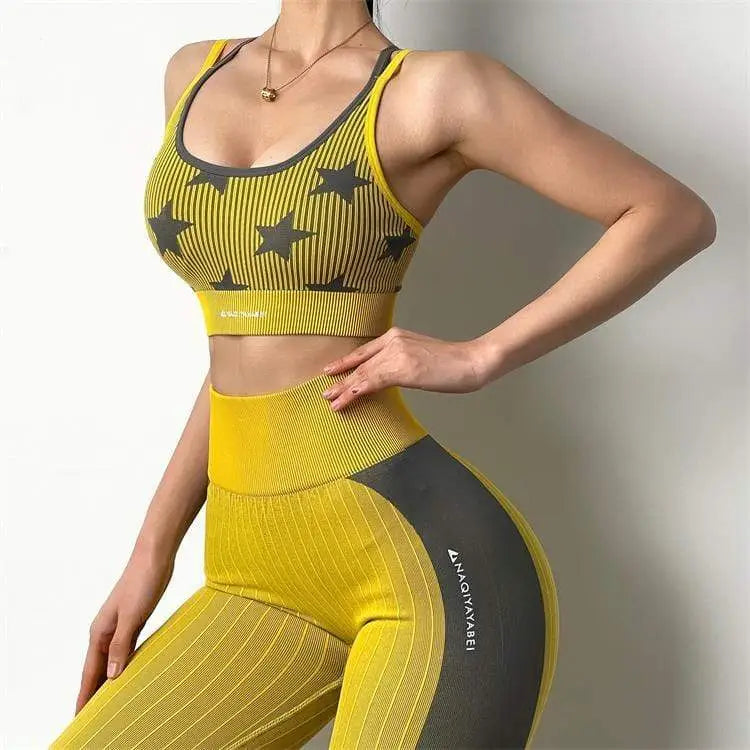 Tenue de sport pour femme, jaune et grise, composée d’un soutien-gorge de sport à motifs étoilés et d’un legging à taille haute.