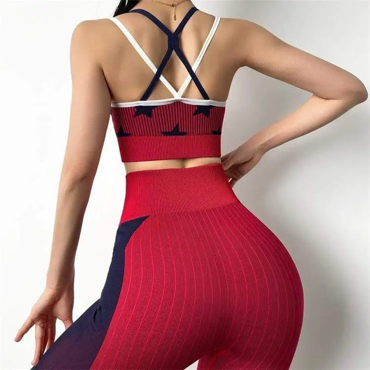 Tenue d’entraînement rouge et bleu marine composée d’une brassière de sport et d’un legging taille haute.