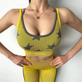 Soutien-gorge de sport rayé jaune et gris avec un motif étoilé.