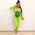 Femme portant une tenue de sport moulante à manches longues et pantalon vert fluo et blanc.