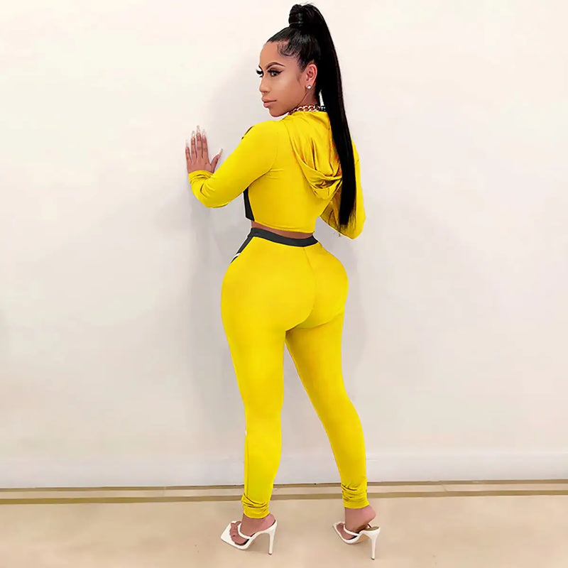 Femme portant une tenue moulante jaune vif avec des manches longues et un pantalon.