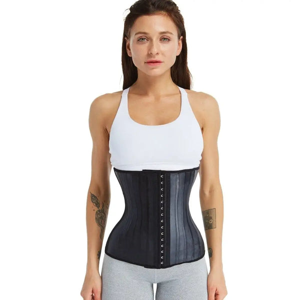 Corset noir qui serre la taille, avec des fermetures à crochets, porté sur un débardeur blanc.