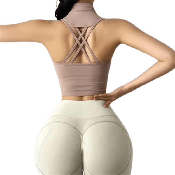 Soutien-gorge de sport beige à bretelles croisées et short ou legging blanc taille haute.