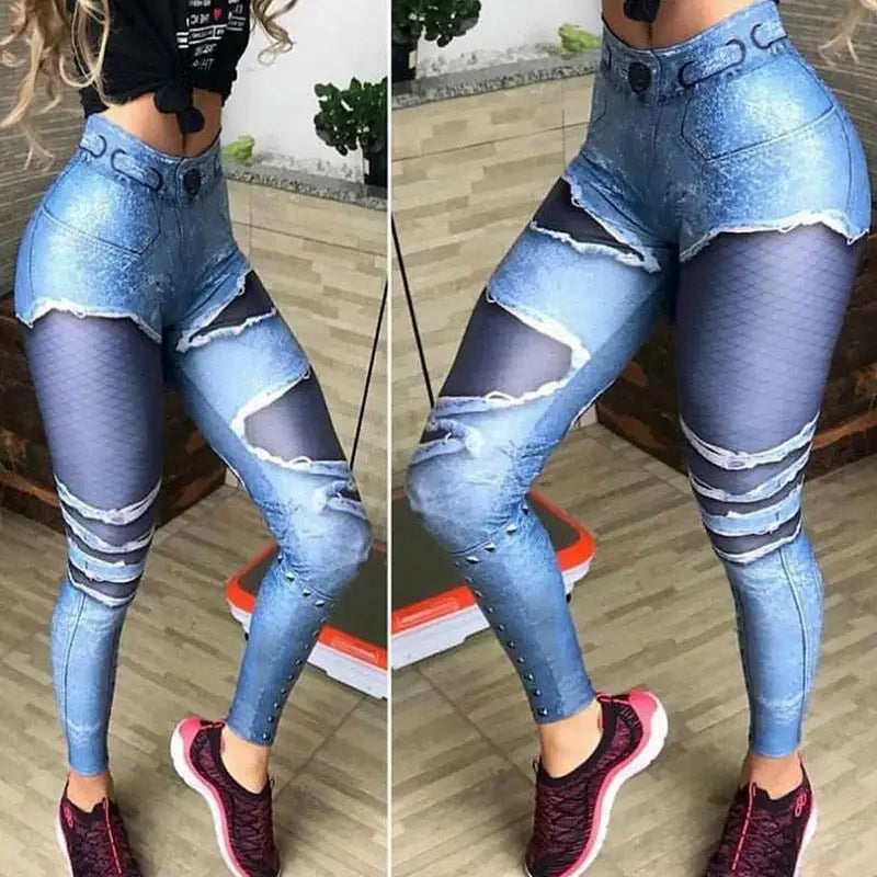 Jeans en denim bleu usé avec de multiples déchirures.