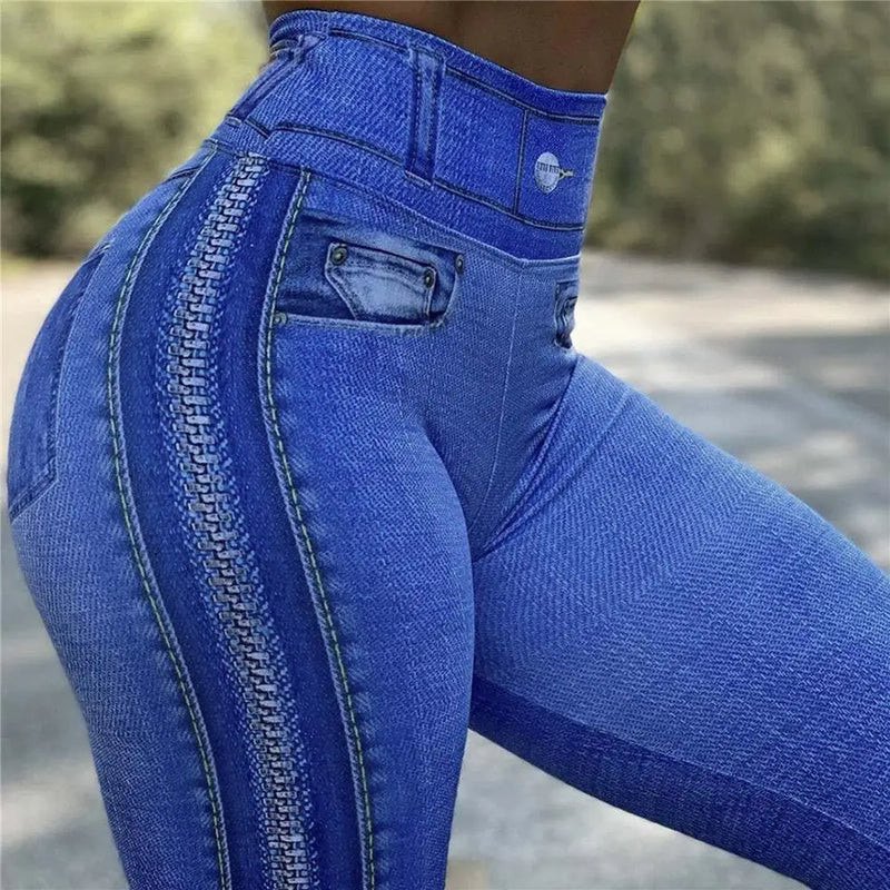 Jean skinny bleu vif avec surpiqûres latérales décoratives.