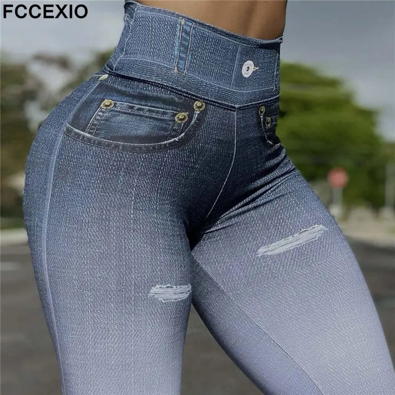 Paire de jeans taille haute et moulants, de couleur bleu dégradé et aux détails usés.