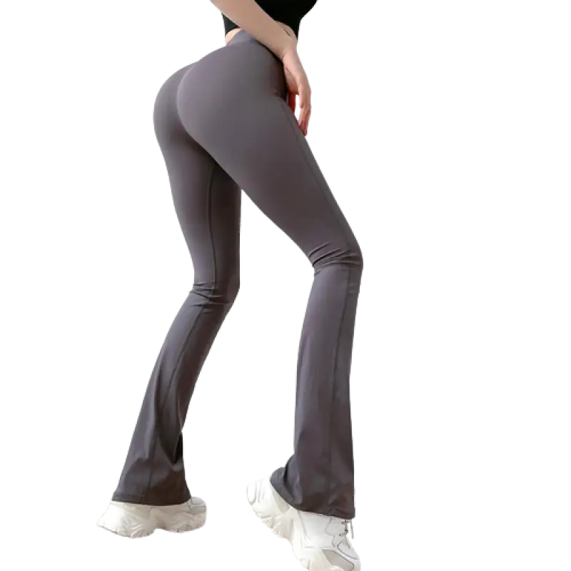 Pantalon de yoga ou legging gris évasé porté sur le bas du corps.