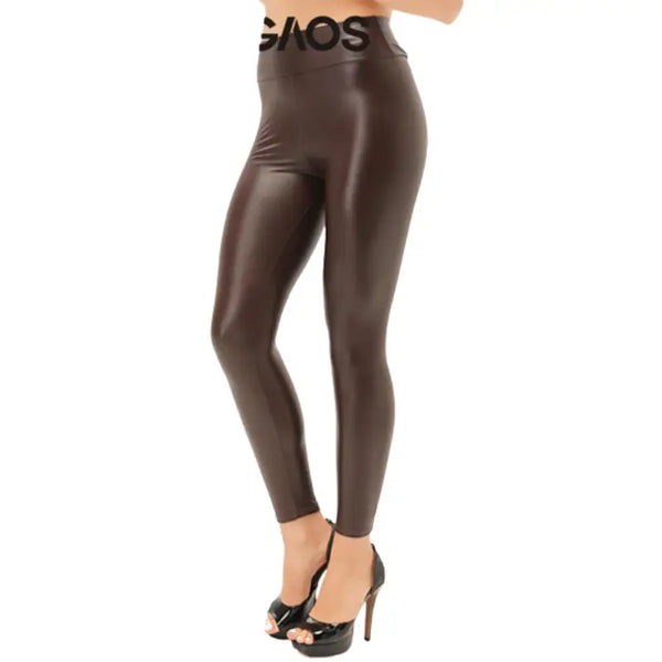 Des leggings ou collants marron brillant portés avec des talons hauts noirs.