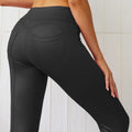 Pantalon de yoga ou legging noir moulant porté sur la partie inférieure du corps d’une femme.