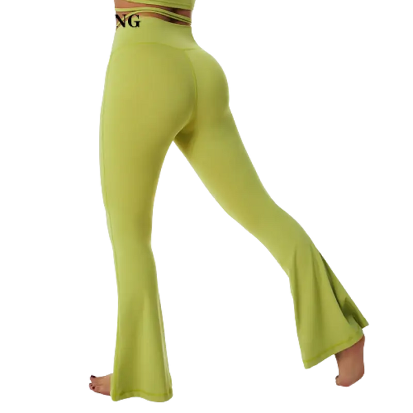 Pantalon de yoga évasé vert citron avec une large ceinture.