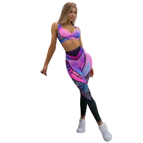 Femme portant une tenue de sport colorée composée d’un soutien-gorge de sport et d’un legging à motifs.