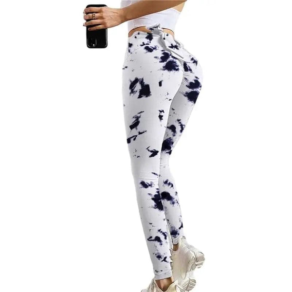 Des leggings ou des pantalons de yoga avec des motifs tie-dye et des taches noires et blanches.