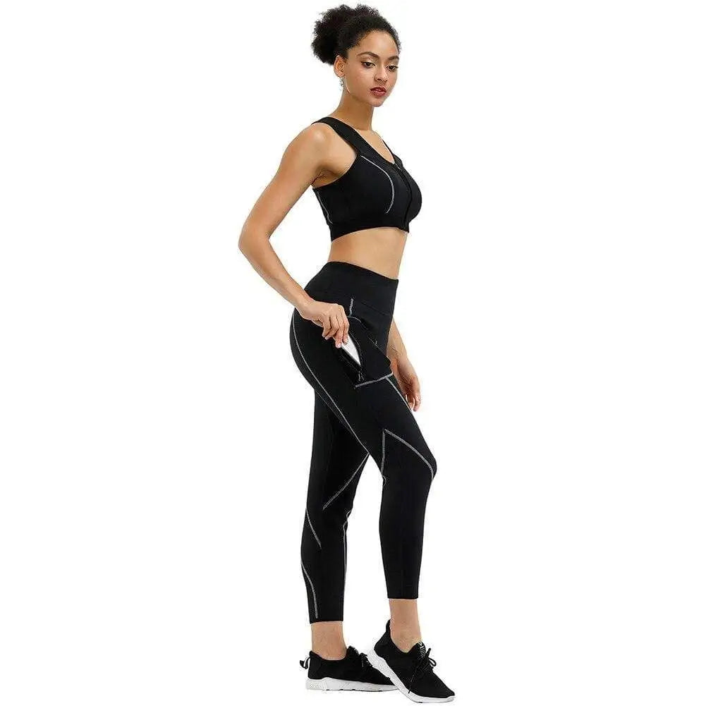 Femme portant une tenue de sport noire composée d’un soutien-gorge de sport et d’un legging.