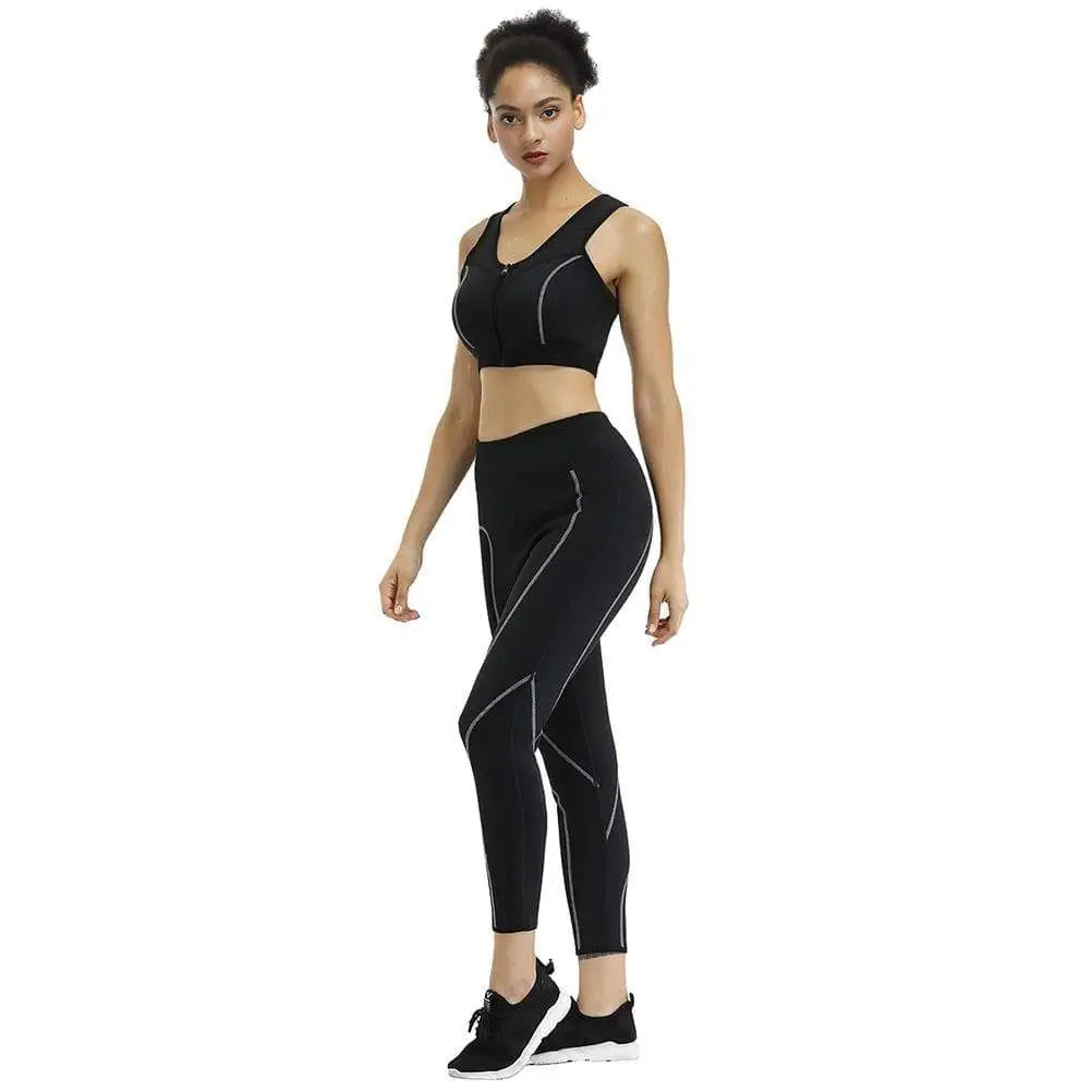 Femme portant une tenue de sport noire composée d’un soutien-gorge de sport et d’un legging.