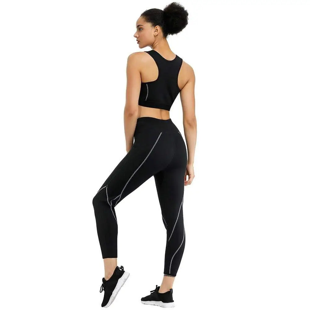 Femme portant une tenue de sport noire composée d’un soutien-gorge de sport et d’un legging.