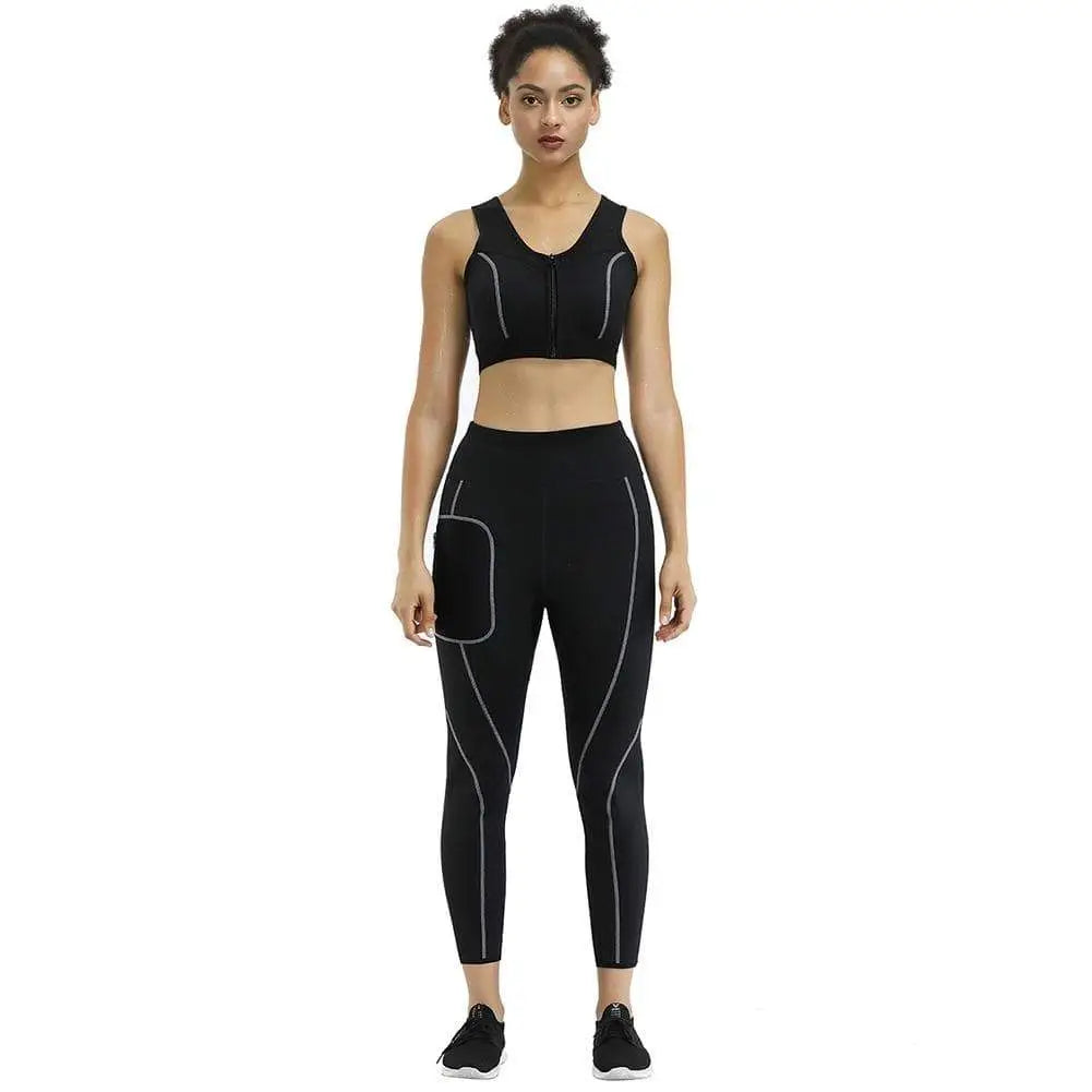 Femme portant une tenue de sport noire composée d’un soutien-gorge de sport et d’un legging.