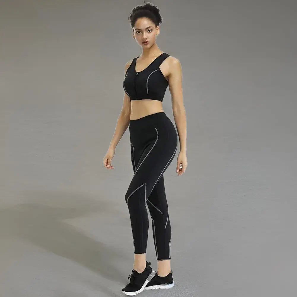 Femme portant une tenue de sport noire composée d’un soutien-gorge de sport et d’un legging.