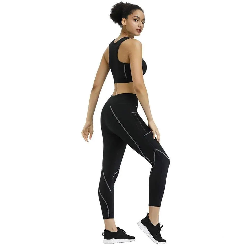 Femme portant une tenue de sport noire composée d’un soutien-gorge de sport et d’un legging.