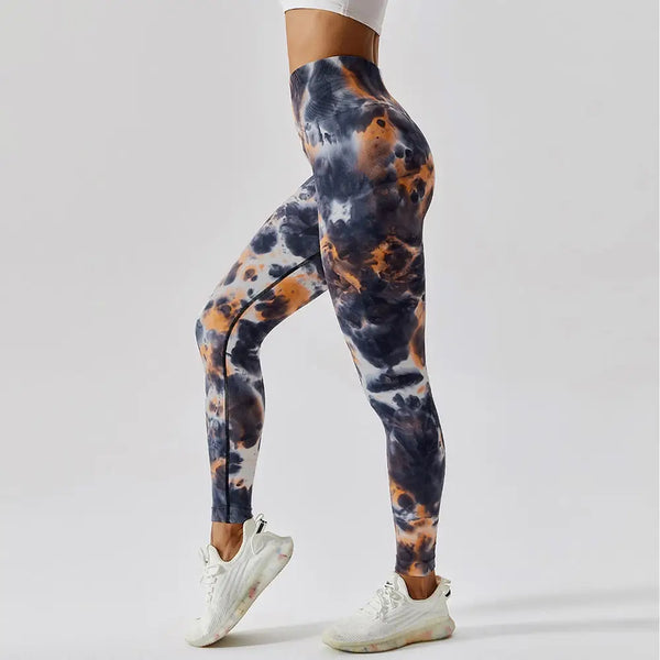 Leggings à motifs tie-dye portés avec des baskets blanches.