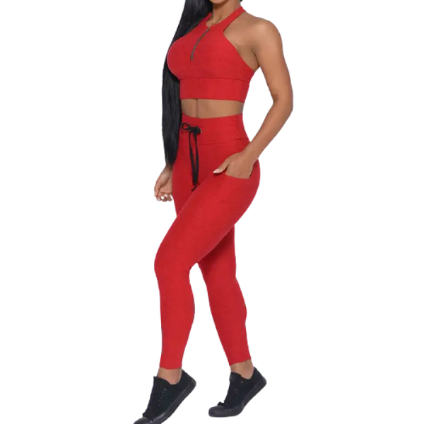 Ensemble d’entraînement rouge composé d’un top de type dos nu et d’un legging à taille haute avec cordon de serrage à la taille.