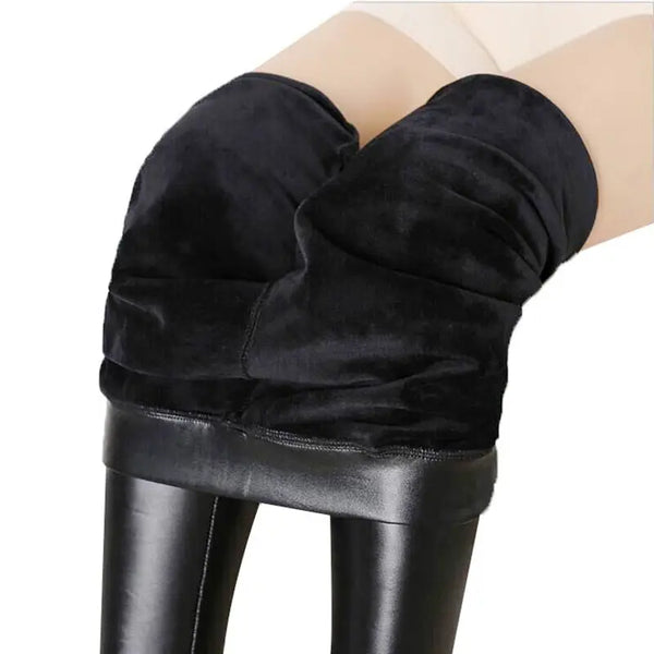 Leggings ou collants en cuir noir avec une doublure en polaire.