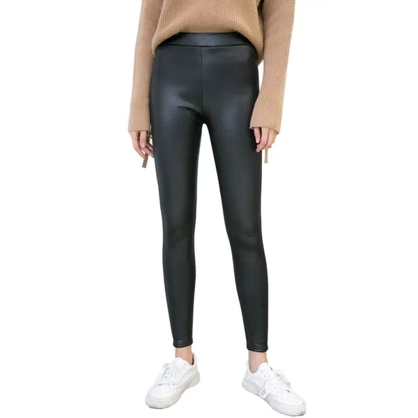 Des leggings ou des pantalons moulants en cuir noir.