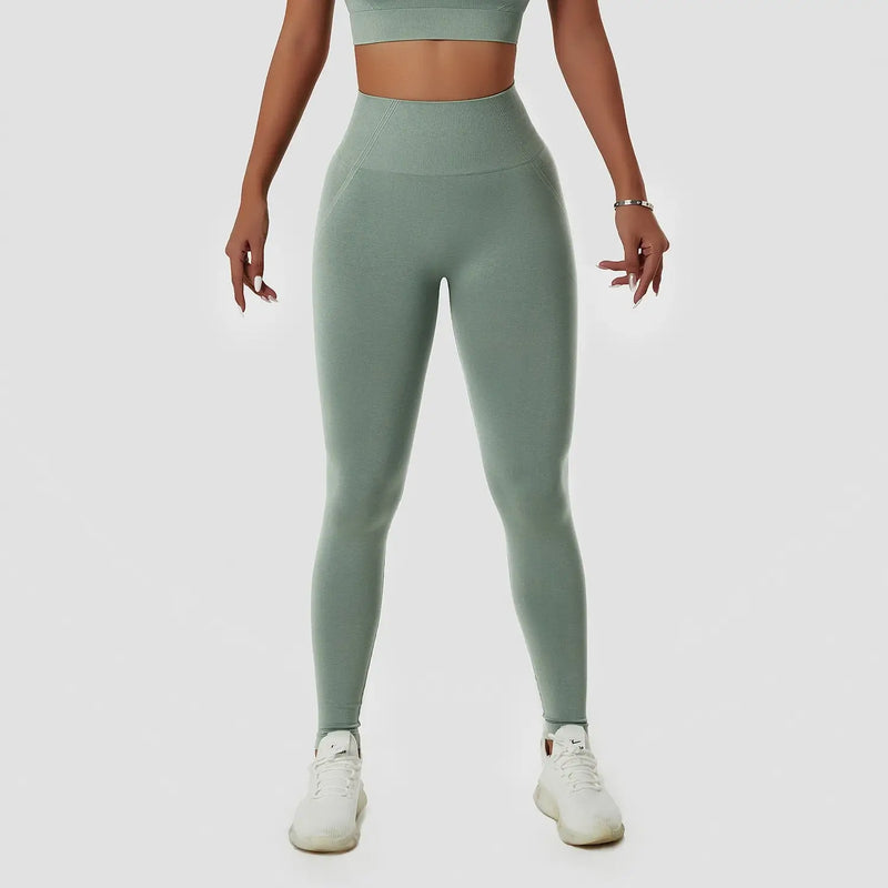 Le legging vert sauge à taille haute est associé à un haut de forme assorti.