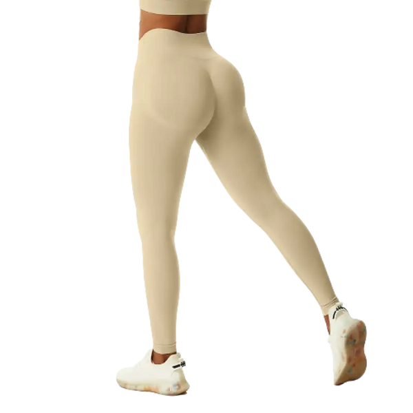 Les jambières ou collants de couleur crème portés sur le bas du corps et les jambes.