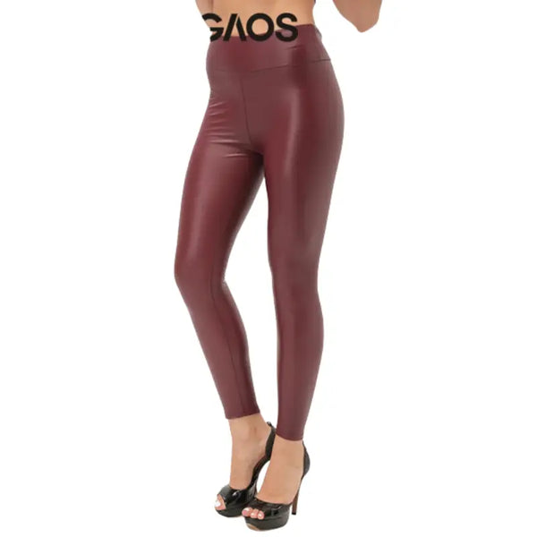 Des leggings ou collants bourguignons à taille haute portés avec des talons hauts noirs.