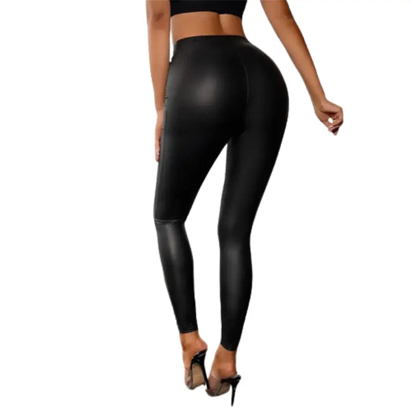 Les leggings ou collants noirs à taille haute portés par une femme.