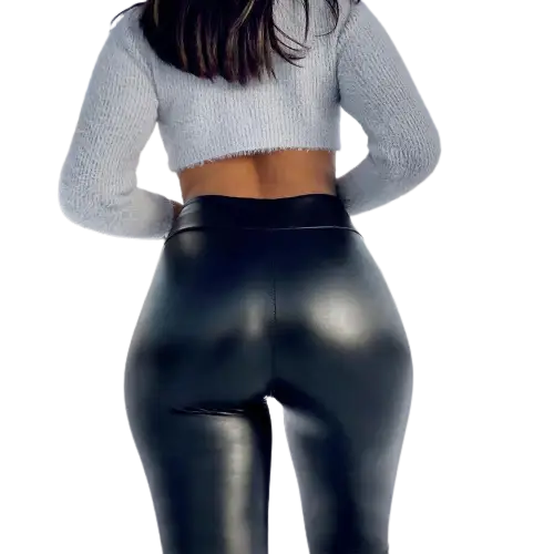 Pantalon en cuir noir brillant ou en latex porté par une personne par derrière.