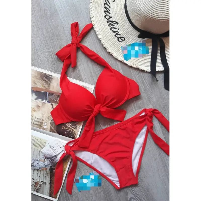 Maillot de bain bikini deux pièces rouge vif avec détails à nouer.