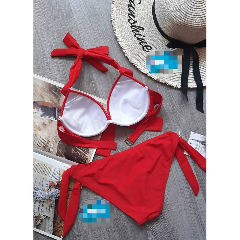 Maillot de bain bikini rouge avec des liens sur les côtés et un dos nu.