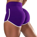 Short de sport violet vif avec des bordures blanches porté sur le bas du corps.