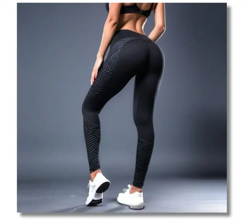 Leggings de sport texturés noirs avec des motifs géométriques portés avec des baskets blanches.