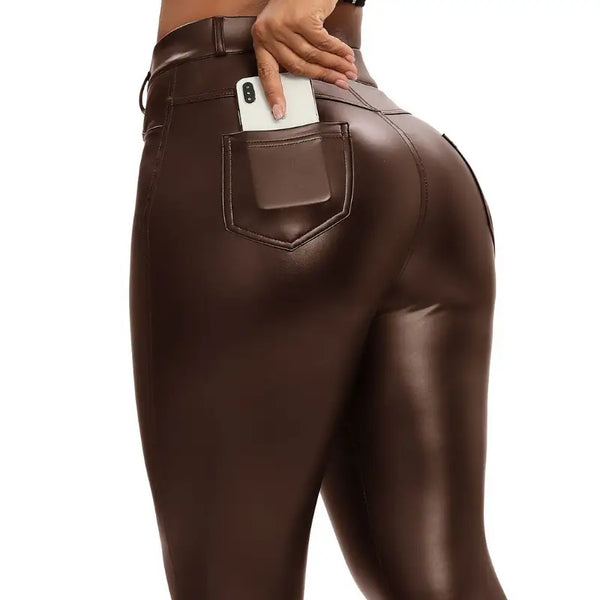 Pantalon moulant en cuir marron avec une poche arrière contenant un smartphone.