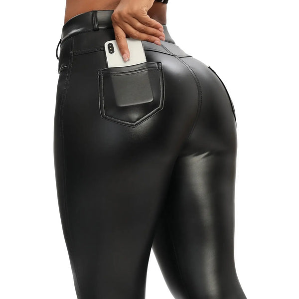 Pantalon moulant en cuir noir avec une poche arrière contenant un smartphone.