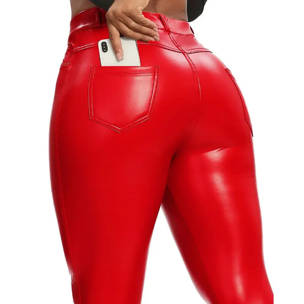 Pantalon de cuir ou de latex rouge vif, moulant, avec une poche arrière contenant un smartphone blanc.