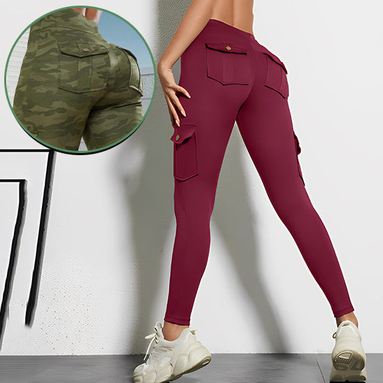 Leggings bourgogne avec plusieurs poches cargo le long des jambes.