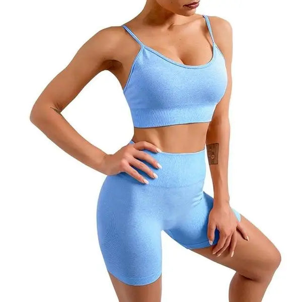 Ensemble d’entraînement bleu clair composé d’un soutien-gorge de sport et d’un short à taille haute.