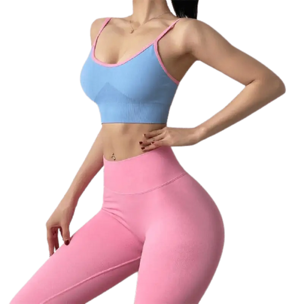 Femme portant un soutien-gorge de sport bleu clair et un legging rose à taille haute.