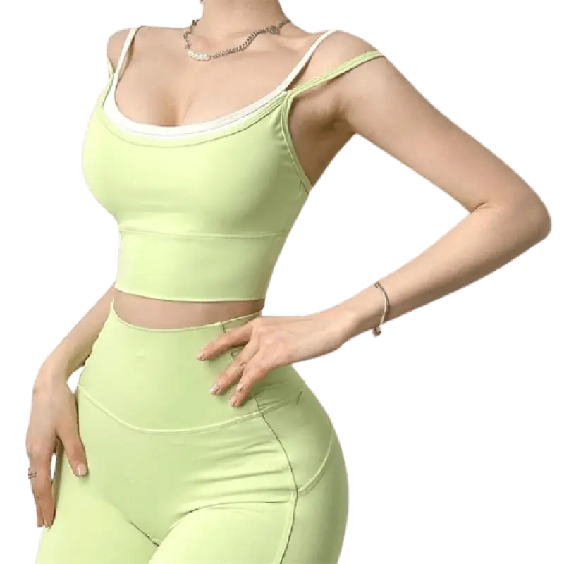 Ensemble crop top vert clair et leggings taille haute porté par une femme.